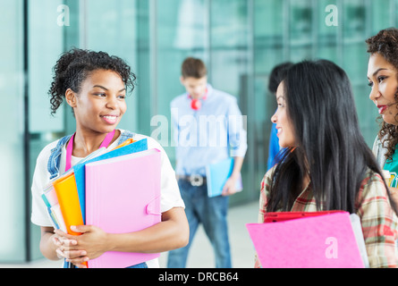 Gli studenti universitari a parlare in corridoio Foto Stock