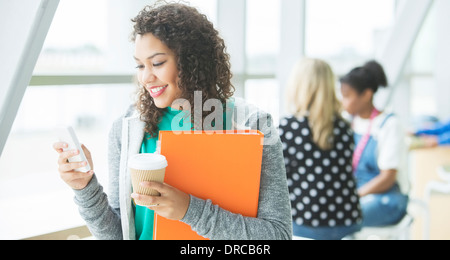 Studente universitario tramite telefono cellulare Foto Stock