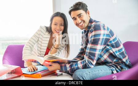 Gli studenti universitari a parlare in salotto Foto Stock