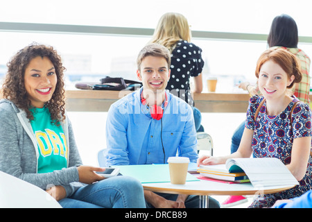 Gli studenti universitari sorridente nella lounge Foto Stock