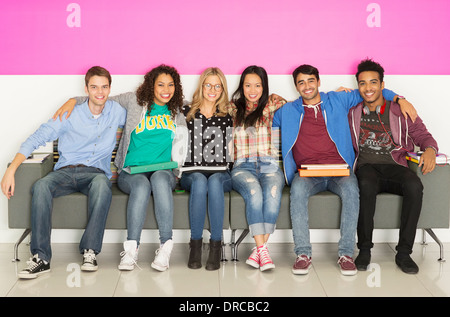 Gli studenti universitari sorridente sul banco di lavoro Foto Stock