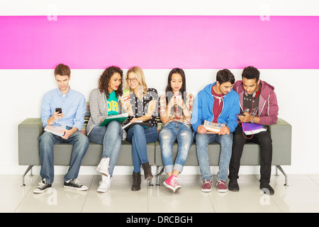 Gli studenti universitari seduta sul banco di lavoro Foto Stock