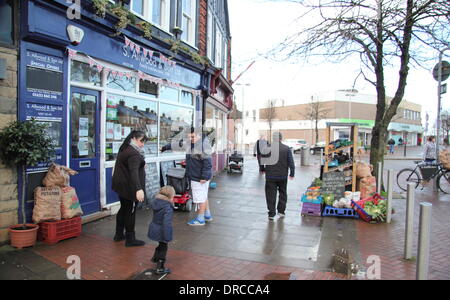 Nuovo a Ollerton, Nottinghamshire, Regno Unito. 23 gen 2013. Strada forestale - Nuovo a Ollerton la principale strada dello shopping. Questa ex città mineraria è stato identificato come il più sismicamente attiva posto nelle isole Britanniche dopo la British Geological Survey (BGS) record 32 terremoti nella zona fin dal 4° dic. 2013. BGS report che molti dei terremoti sono stati sentiti dai residenti locali. Credito: Deborah Vernon/Alamy Live News Foto Stock