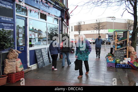 Nuovo a Ollerton, Nottinghamshire, Regno Unito. 23 gen 2013. Strada forestale - Nuovo a Ollerton la principale strada dello shopping. Questa ex città mineraria è stato identificato come il più sismicamente attiva posto nelle isole Britanniche dopo la British Geological Survey (BGS) record 32 terremoti nella zona fin dal 4° dic. 2013. BGS report che molti dei terremoti sono stati sentiti dai residenti locali. Credito: Deborah Vernon/Alamy Live News Foto Stock