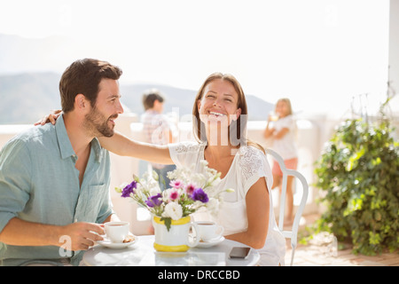 Giovane godendo il caffè sul balcone Foto Stock