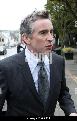 Steve Coogan cancellata del reato di guida British funnyman Steve Coogan ha scampato un divieto di circolazione su strada dopo che egli è stato cancellato di non riuscire a individuare il driver della sua accelerazione auto. Il Tropic Thunder star è stato colpito con una citazione dopo la sua Land Rover Veicolo è stato registrato in viaggio nove miglia all'ora (14,4 chilometri all'ora) al di sopra del limite di velocità su una strada vicino alla sua casa a Hove, Englan Foto Stock