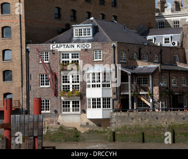 Il Captain Kidd public house,Wapping High Street, Londra, visto dal fiume Thames, Regno Unito. Foto Stock