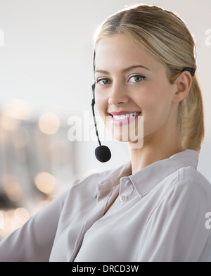 Imprenditrice che indossa la cuffia in office Foto Stock