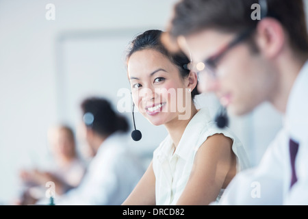 Imprenditrice che indossa la cuffia in office Foto Stock