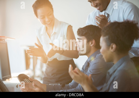 La gente di affari il tifo in office Foto Stock