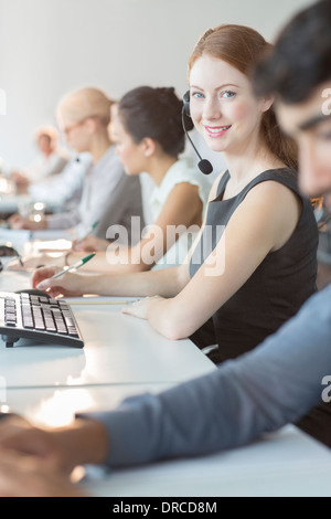 Imprenditrice che indossa la cuffia in office Foto Stock