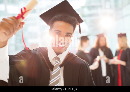 Sorridente graduate diploma di contenimento Foto Stock