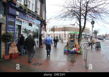 Nuovo a Ollerton, Nottinghamshire, Regno Unito. 23 gen 2013. Strada forestale - Nuovo a Ollerton la principale strada dello shopping. Questa ex città mineraria è stato identificato come il più sismicamente attiva posto nelle isole Britanniche dopo la British Geological Survey (BGS) record 32 terremoti nella zona fin dal 4° dic. 2013. BGS report che molti dei terremoti sono stati sentiti dai residenti locali. Credito: Deborah Vernon/Alamy Live News Foto Stock