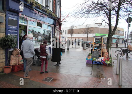 Nuovo a Ollerton, Nottinghamshire, Regno Unito. 23 gen 2013. Strada forestale - Nuovo a Ollerton la principale strada dello shopping. Questa ex città mineraria è stato identificato come il più sismicamente attiva posto nelle isole Britanniche dopo la British Geological Survey (BGS) record 32 terremoti nella zona fin dal 4° dic. 2013. BGS report che molti dei terremoti sono stati sentiti dai residenti locali. Credito: Deborah Vernon/Alamy Live News Foto Stock