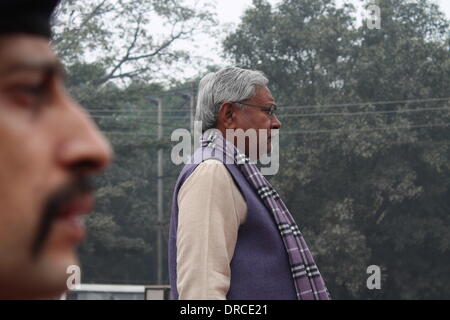 A sud di Maidan di Gandhi, Patna, Bihar, in India, 23 gennaio 2014. Shri Nitish Kumar, Chief Minister di Bihar assiste il 115º anniversario della nascita di Netaji Subhas Chandra Bose oggi, giovedì mattina nebbiosa. Netaji Subhas Chandra Bose è un grande combattente per la libertà per l'India. Il primo ministro è arrivato a 0.953 AM e completato la cerimonia di fioritura ai piedi della statua in marmo di Netaji Subhas Chandra Bose all' entrata di un parco spesso meno visitato. Credito: RUPA GHOSH/Alamy Live News Foto Stock