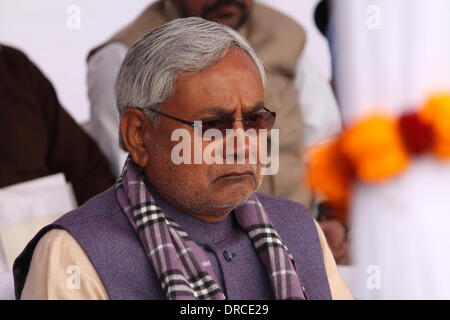 A sud di Maidan di Gandhi, Patna, Bihar, in India, 23 gennaio 2014. Shri Nitish Kumar, Chief Minister di Bihar assiste il 115º anniversario della nascita di Netaji Subhas Chandra Bose oggi, giovedì mattina nebbiosa. Netaji Subhas Chandra Bose è un grande combattente per la libertà per l'India. Il primo ministro è arrivato a 0.953 AM e completato la cerimonia di fioritura ai piedi della statua in marmo di Netaji Subhas Chandra Bose all' entrata di un parco spesso meno visitato. Credito: RUPA GHOSH/Alamy Live News Foto Stock