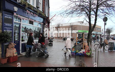 Nuovo a Ollerton, Nottinghamshire, Regno Unito. 23 gen 2013. Strada forestale - Nuovo a Ollerton la principale strada dello shopping. Questa ex città mineraria è stato identificato come il più sismicamente attiva posto nelle isole Britanniche dopo la British Geological Survey (BGS) record 32 terremoti nella zona fin dal 4° dic. 2013. BGS report che molti dei terremoti sono stati sentiti dai residenti locali. Credito: Deborah Vernon/Alamy Live News Foto Stock