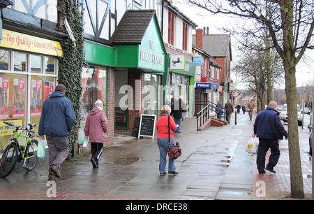 Nuovo a Ollerton, Nottinghamshire, Regno Unito. 23 gen 2013. Strada forestale - Nuovo a Ollerton la principale strada dello shopping. Questa ex città mineraria è stato identificato come il più sismicamente attiva posto nelle isole Britanniche dopo la British Geological Survey (BGS) record 32 terremoti nella zona fin dal 4° dic. 2013. BGS report che molti dei terremoti sono stati sentiti dai residenti locali. Credito: Deborah Vernon/Alamy Live News Foto Stock