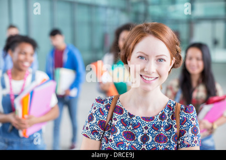 Studente universitario sorridente Foto Stock