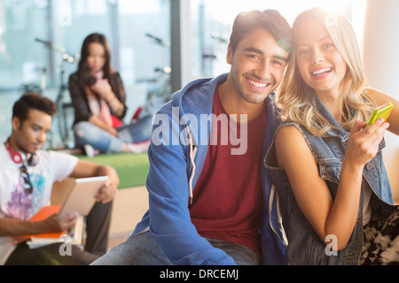 Gli studenti universitari sorridente nella lounge Foto Stock