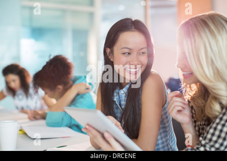 Gli studenti universitari con tavoletta digitale in aula Foto Stock