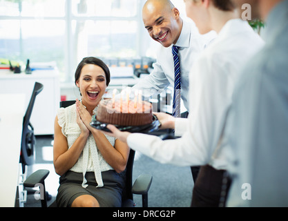 La gente di affari festeggia il compleanno in ufficio Foto Stock
