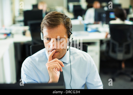 Imprenditore cuffie da indossare in ufficio Foto Stock