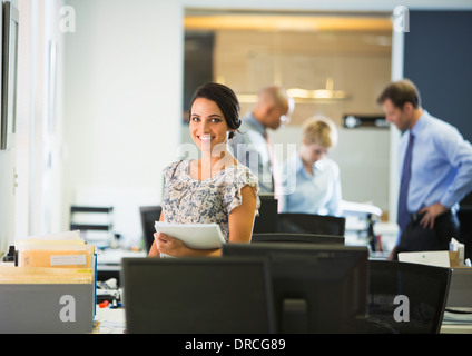 Imprenditrice sorridente in ufficio Foto Stock