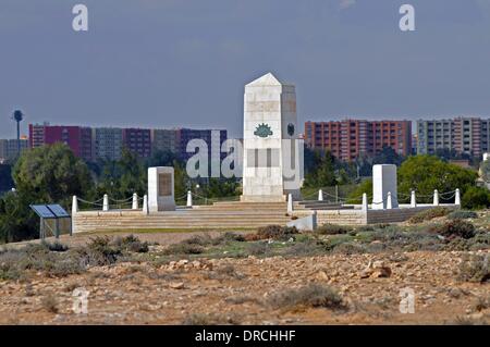 El Alamein, Egitto. Decimo gen, 2014. Memoriale di ucciso forze australiano al Commonwealth War Cemetery in El Alamein, Egitto, 10 gennaio 2014. Il Commonwealth War Cemetery in El Alamein è il più grande di tutti i cimiteri di guerra sul egiziano Costa Nord con tombe di soldati provenienti da vari paesi che hanno combattuto a fianco degli alleati. Il cimitero commemora il greco, Nuova Zelanda, Australia, Sud Africani e indiani forze canadesi. Foto: Matthias Toedt - nessun filo servizio/dpa/Alamy Live News Foto Stock