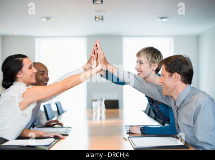 La gente di affari ad alta fiving in office Foto Stock