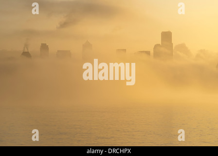 La nebbia al di sopra dello skyline della città Foto Stock