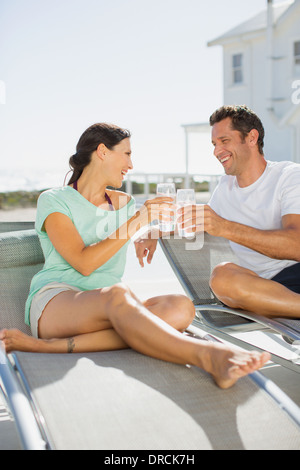 Paio di Occhiali di tostatura su sedie a sdraio Foto Stock