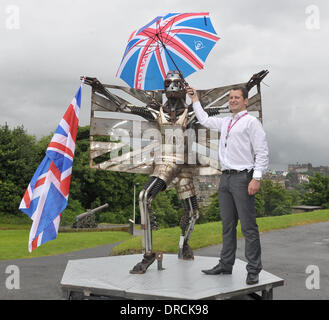 L'operatore del treno Costa Orientale oggi (18luglio12) ha svelato una scultura di Olympian e gold medallist Jonathan Edwards in Edinburgh realizzato interamente da utilizzare parti del treno. Creato dal pluripremiato scultore Tolomeo Elrington, luccicanti a grandezza naturale opera d'arte è stata svelata sulla cima di Calton Hill che ha completato un tour per le destinazioni chiave lungo la East Coast Main Line di sensibilizzazione o Foto Stock