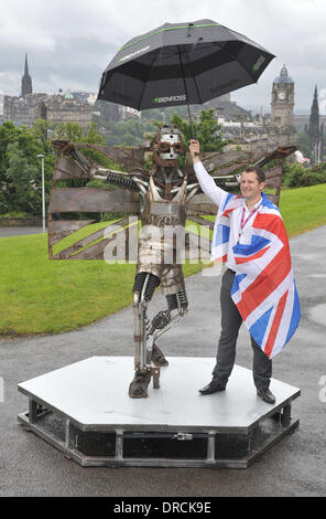 L'operatore del treno Costa Orientale oggi (18luglio12) ha svelato una scultura di Olympian e gold medallist Jonathan Edwards in Edinburgh realizzato interamente da utilizzare parti del treno. Creato dal pluripremiato scultore Tolomeo Elrington, luccicanti a grandezza naturale opera d'arte è stata svelata sulla cima di Calton Hill che ha completato un tour per le destinazioni chiave lungo la East Coast Main Line di sensibilizzazione o Foto Stock
