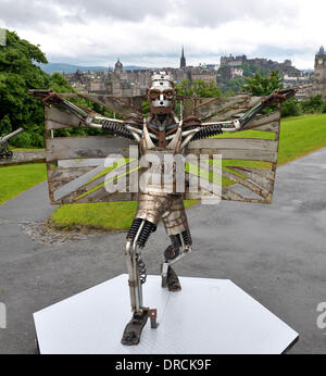 L'operatore del treno Costa Orientale oggi (18luglio12) ha svelato una scultura di Olympian e gold medallist Jonathan Edwards in Edinburgh realizzato interamente da utilizzare parti del treno. Creato dal pluripremiato scultore Tolomeo Elrington, luccicanti a grandezza naturale opera d'arte è stata svelata sulla cima di Calton Hill che ha completato un tour per le destinazioni chiave lungo la East Coast Main Line di sensibilizzazione o Foto Stock
