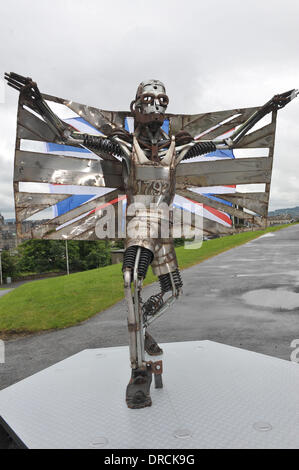 L'operatore del treno Costa Orientale oggi (18luglio12) ha svelato una scultura di Olympian e gold medallist Jonathan Edwards in Edinburgh realizzato interamente da utilizzare parti del treno. Creato dal pluripremiato scultore Tolomeo Elrington, luccicanti a grandezza naturale opera d'arte è stata svelata sulla cima di Calton Hill che ha completato un tour per le destinazioni chiave lungo la East Coast Main Line di sensibilizzazione o Foto Stock
