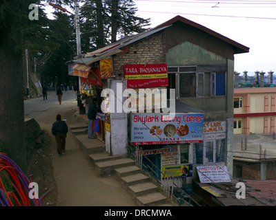 Scena di strada, old Shimla, Distretto di Shimla, Himachal Pradesh, India del Nord Foto Stock