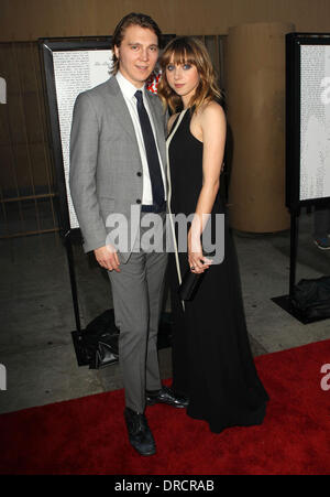 Paul Dano Zoe Kazan frequentando il Los Angeles premiere di Ruby scintille, tenutosi presso il Lloyd E. Rigler Theatre Hollywood, California - 19.07.12 Foto Stock
