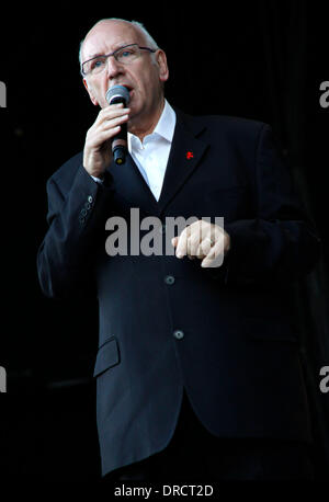 Pete Waterman introduce il suo ultimo artista, James Graham, aka "poco Rick', durante il castello concerti serie a Rochester Castle Kent, Inghilterra - 19.07.12 Foto Stock