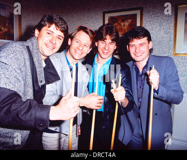 Tony Knowles con Alex Higgins, Kirk Stevens e Jimmy White Embassy World Snooker championships a Sheffield Crucible Theatre Foto Stock