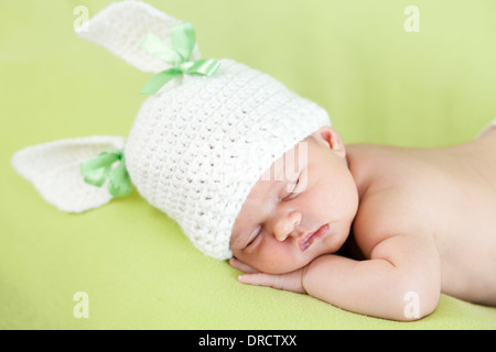 Funny sleeping neonato. Ragazza vestita in bunny hat. Foto Stock