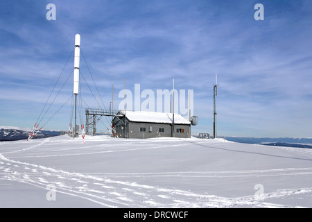 Stazione meteo sulla montagna, inverno e neve, Gerlitzen, Austria Foto Stock