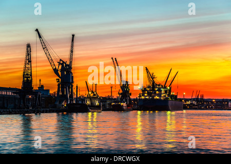 Porto di Danzica durante il tramonto arancione. Foto Stock