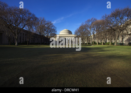 Una soleggiata giornata autunnale sui terreni della grande cupola su edificio 10 al MIT si trova a Cambridge, Massachusetts Foto Stock