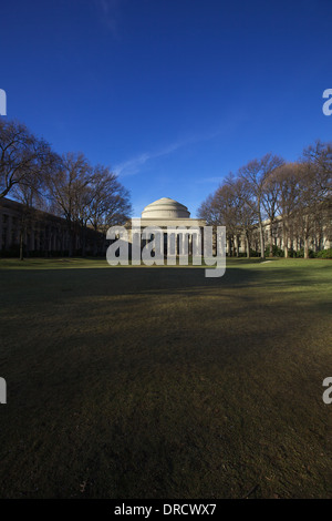 Una soleggiata giornata autunnale sui terreni della grande cupola su edificio 10 al MIT si trova a Cambridge, Massachusetts Foto Stock