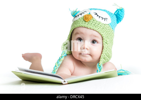 Baby in funny owl berretto lavorato a maglia gufo con libro su sfondo bianco Foto Stock