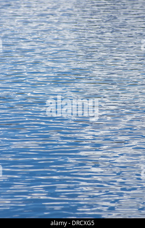 Increspature sulla superficie dell'acqua blu Foto Stock