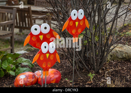 Il gufo realizzato ​​of vetro colorato in giardino Foto Stock