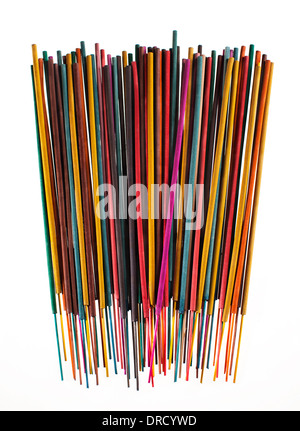 Gruppo colorato di bastoncini di incenso su sfondo bianco Foto Stock