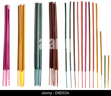 Colorato bastoncini di incenso raggruppati e singoli isolati su sfondo bianco Foto Stock